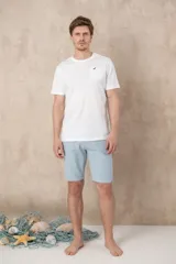 Remera blanca de algodón con bolsillo en el pecho y logo bordado.