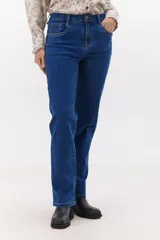 Pantalón de jean azul oscuro, de corte recto y tiro alto.