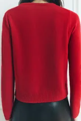 Jersey rojo de punto liso confeccionado en 100% lana. Tiene cuello redondo, manga larga y acabados en rib.