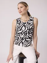 Musculosa estampada en blanco y negro con cuello redondo.