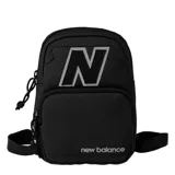 Mochila negra con logo de New Balance en la parte frontal y cierre principal.