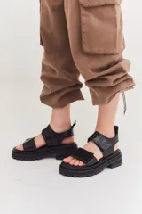 Sandalias negras con plataforma y doble tira con ajuste de velcro.