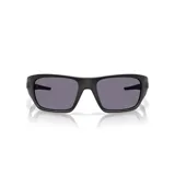 Lentes de sol Oakley con montura rectangular negra y lentes grises.