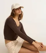 Blusa manga larga color marrón confeccionada en rib con detalle de encaje en el escote. Escote en U.