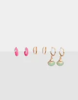 Set de tres pares de aros dorados: un par de aros tipo argolla esmaltados en rosa, un par de aros tipo argolla con forma de caracol y un par de aros tipo argolla con dije de caracol esmaltado en verde.