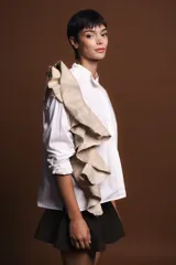 Camisa beige de algodón con cuello mao y volado estructurado.