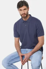 Remera polo piqué lisa color salmón, con cuello en rib y botones personalizados.