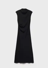 Vestido midi negro sin mangas, con cuello perkins, cintura drapeada y diseño evasé. Cierre de cremallera en la parte posterior y forro interior.