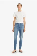 Pantalón de jean de tiro alto, corte skinny y color celeste claro.