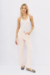 Pantalón de jean rosa con corte recto y efecto lavado.