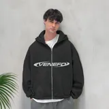 Hoodie gris con cierre frontal, capucha con cordón ajustable, bolsillos tipo canguro y logo "VENEFO" estampado en el pecho.