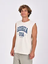 Musculosa negra con cuello redondo y sisas amplias, con estampado frontal en blanco que dice "BOSTON 33" con efecto desgastado.