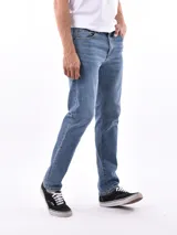 Pantalón de jean de corte recto, color azul claro.