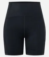 Conjunto deportivo de dos piezas, color fucsia vibrante, compuesto por un top deportivo de escote redondo y una bermuda ciclista de tiro alto.