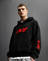 Buzo canguro negro con capucha y cordones ajustables. Estampado del logo de Fórmula 1 en rojo en el pecho y en las mangas.