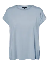 Camiseta celeste de corte recto, cuello redondo y mangas cortas con dobladillo.