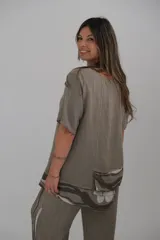 Blusa color visón de corte holgado, con mangas cortas y detalle estampado en el ruedo.