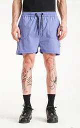 Short de baño celeste con cintura elástica, cordón de ajuste y cuatro bolsillos.