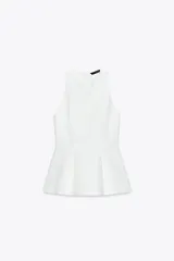 Top blanco sin mangas, con cuello halter y bajo con pliegues. Cierre trasero con cremallera oculta.