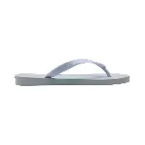 Ojotas Ipanema Classica unisex, color gris claro con tiras blancas. Fabricadas completamente en goma, con suela antideslizante.