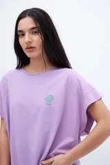 Musculosa lila con manguitas diferenciadas y tajos laterales. Estampado en pecho y espalda. Algodón lavado con textura extra suave. Calce oversize.