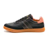 Zapatillas urbanas Caterpillar modelo Pause Retro, color negro con detalles en naranja y suela marrón.