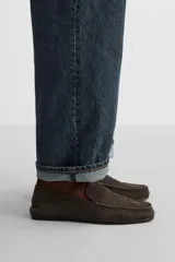 Mocasín de hombre fabricado en piel serraje color marrón.