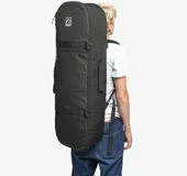 Bolso negro para transportar skateboards, con logo de la marca Kyoto en el frente. Cuenta con cierre de doble sentido, bolsillo con cierre, asa acolchada, correas para mochila, bolsillo externo de malla, protector de PU, delimitador interno y protección acolchada de 360°.