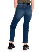 Pantalón de jean celeste claro con rotura en la rodilla, corte recto y diseño de cinco bolsillos.