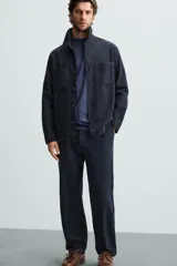 Pantalón azul marino de corte recto, confeccionado en tejido de algodón y lino. Tiene cintura elástica ajustable con cordón, bolsillos delanteros y traseros de vivo.