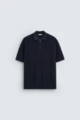 Polo regular fit de punto tejido en hilatura de algodón color azul marino. Cuello solapa con cierre frontal de cremallera. Manga corta y acabados en rib.