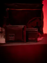 Billetera de cuero negro con tarjetero extraíble y forro interior con motivos del Lado Oscuro. Diseño con el logo de Star Wars y número de serie grabado.