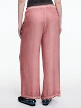 Pantalón amplio gris de viscosa teñida en frío, con efecto gastado, cintura elástica y calce relajado.