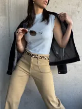Musculosa celeste de lycra con cuello alto y corte ajustado.