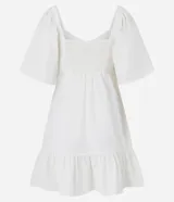 Vestido corto evasê de viscolino color crudo, con escote en V, mangas cortas amplias, recorte cut-out en los laterales de la cintura y volado en el ruedo.