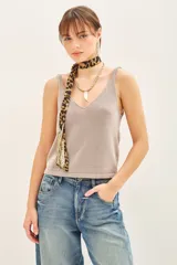 Musculosa azul marino de tejido de punto con lurex plateado.