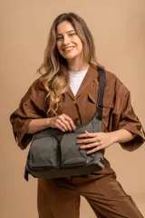 Bandolera de tafeta impermeable, liviana, con dos compartimientos principales, dos bolsillos con cierre y correa regulable con hebilla.