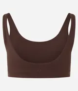 Top deportivo de microfibra color fucsia, con tirantes anchos fijos y copa incorporada.