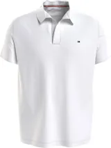 Chomba blanca de felpa de Tommy Hilfiger con cuello clásico, corte amplio, logo bordado en el pecho y detalles distintivos de la marca.