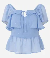 Blusa peplum de chiffon celeste con lunares blancos, escote cuadrado con lazo, mangas cortas godê, lastex en la espalda y pedrería de strass aplicada.