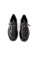 Mocasines negros de charol brillante con antifaz, detalles metálicos, puntera redondeada y suela track robusta.