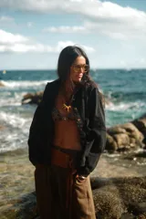 Camisa de jean azul oscuro, de corte oversize y manga larga.