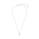 Colgante con cadena fina plateada y dije cuadrado con cristal blanco.