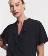 Camisa de chiffon negra con cuello en V, volado delantero y manga corta.