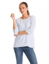 Buzo de tejido suave color beige, con cuello a la base y mangas 3/4 con aplique de botones dorados. Presenta terminación con tajos en los laterales.