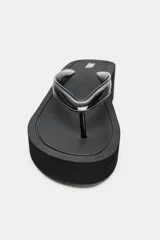 Sandalias negras con plataforma de 5,5 cm de altura, tira delantera para el dedo y acabado en punta redonda.