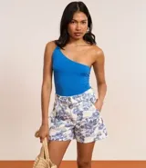 Short de cintura alta confeccionado en sarga con estampado de follaje y cinturón con hebilla.