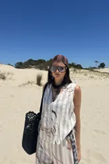 Top sin mangas color crudo con estampado abstracto en tonos marrones y blancos.