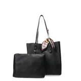 Cartera tote beige de cuero sintético con doble asa de cuero marrón y pañuelo decorativo atado a una de las asas.