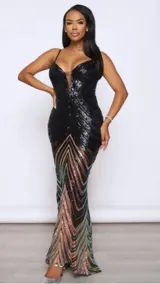 Vestido largo de fiesta negro con lentejuelas y escote en V.